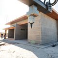 Imprimantă 3D construind o casă modernă, pe șantier.