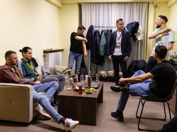 Comedia se produce, nu doar se manageriază. Modelul Headline Management